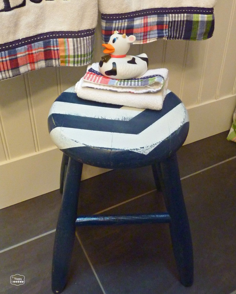 DIY Arrow Striped Stool Revamp with distressing at thehappyhousie