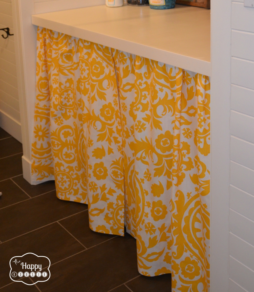 No-Sew Curtain for the laundry room at thehappyhousie