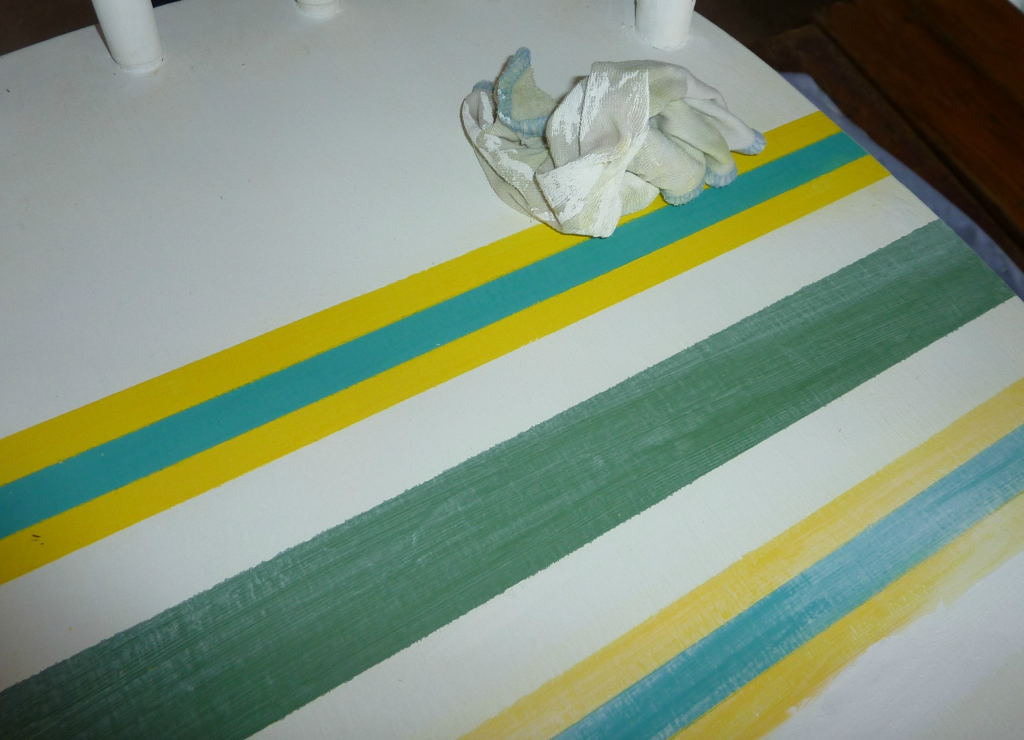 whitewashing the stripes with rag for dipped n striped diy chalk painted chair at thehappyhousie