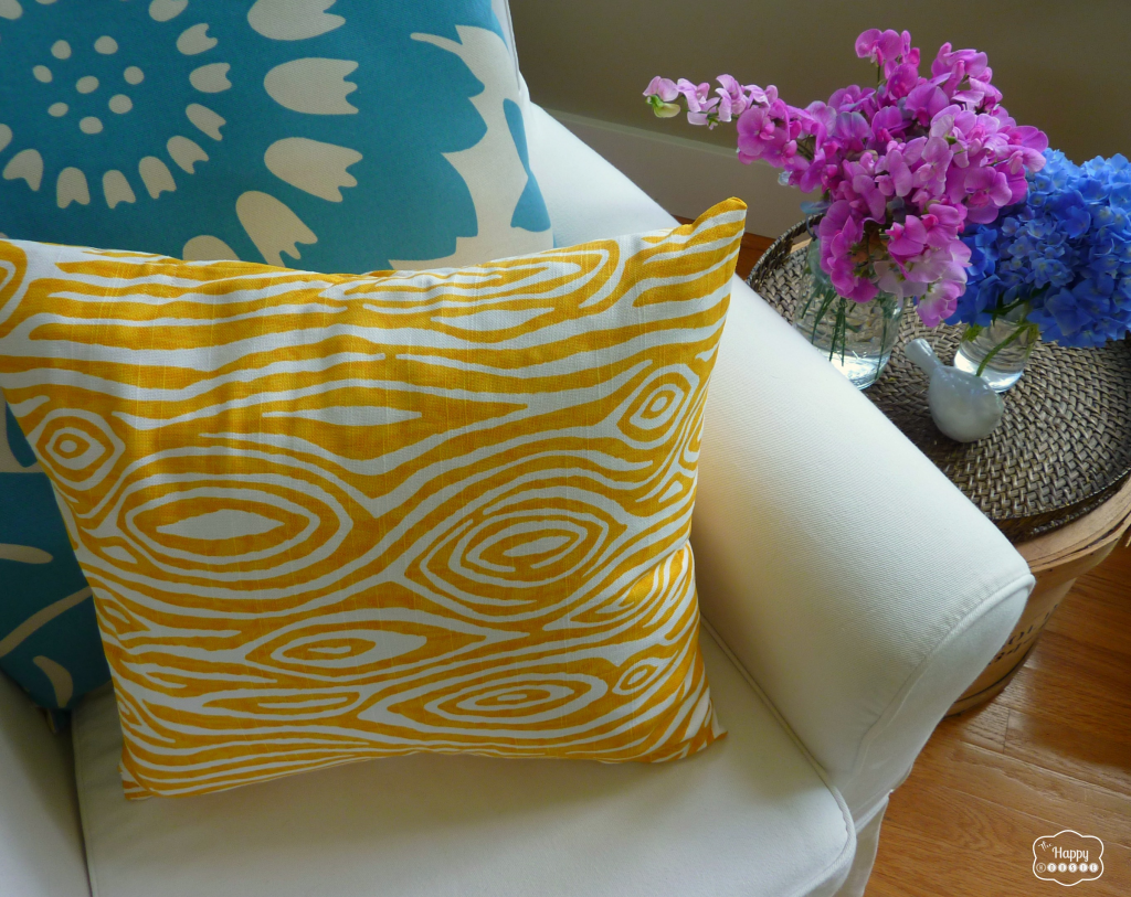 super crazy easy fast ten minute one piece envelope pillow cover tutorial at thehappyhousie