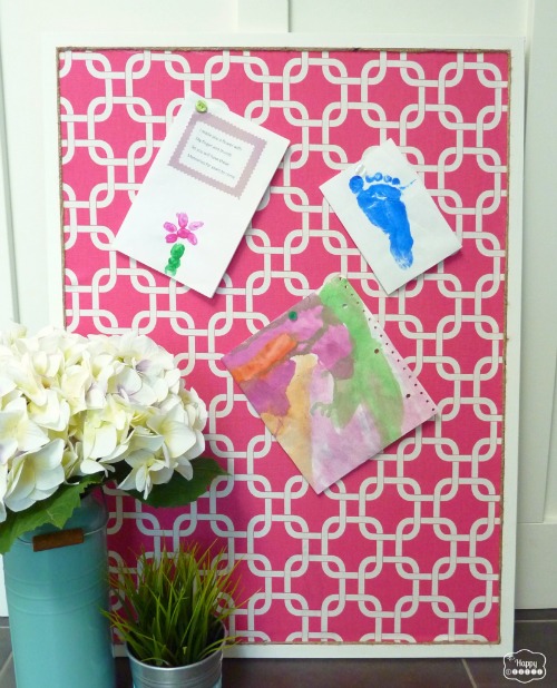 Organize-with-Fabric-Covered-bulletin-board-at-thehappyhousie-829x1024