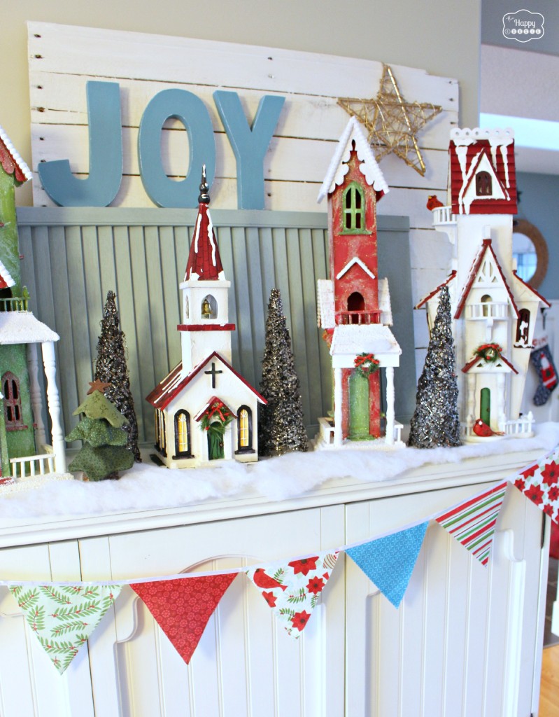 Christmas Party Tour of Homes Christmas Mantel pallet backdrop at thehappyhousie