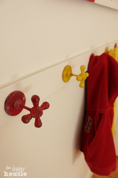 Canada Flag Pallet Sign and Faucet Hangers in Boys Bedroom at The Happy Housie