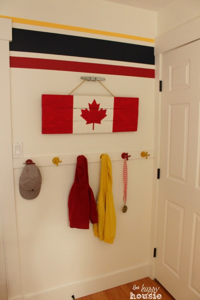 Canada Flag Pallet Sign and Faucet Hooks at The Happy Housie