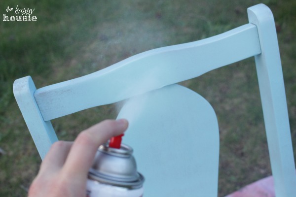 Turn Thrift Store Dining Chairs into Outdoor Chairs at The Happy Housie spray painting