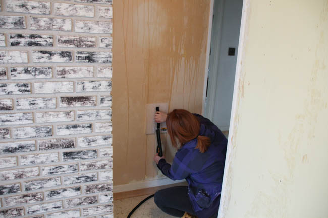 How to remove wallpaper without losing your mind at thehappyhousie.com-7
