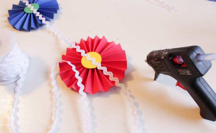 Simple Pinwheel Garland for Easy and Cute Party Decor - like Cinco de Mayo at thehappyhousie.com-10