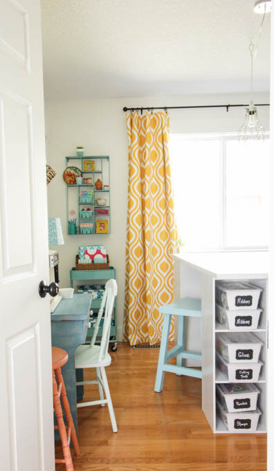 I love this colorful organized craft room makeover at thehappyhousie.com-26