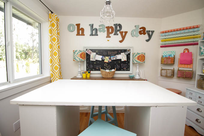 I love this colorful organized craft room makeover at thehappyhousie.com-28