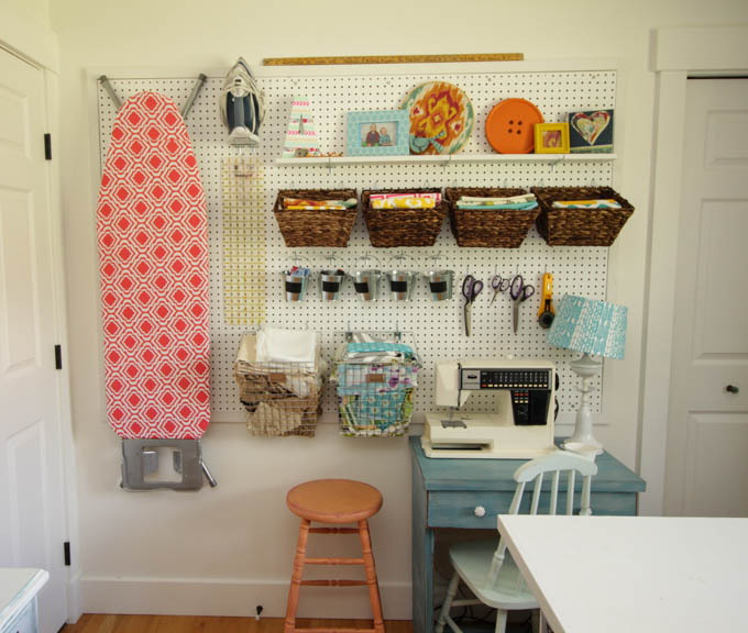 I love this colorful organized craft room makeover at thehappyhousie.com-31