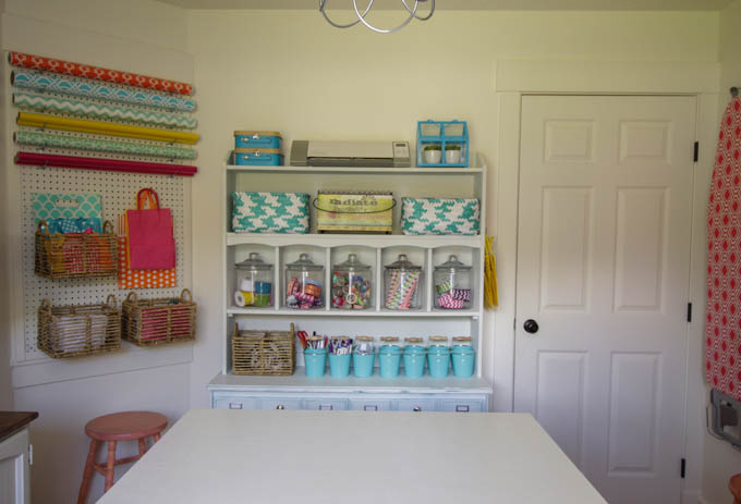 I love this colorful organized craft room makeover at thehappyhousie.com-35