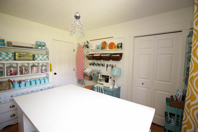 I love this colorful organized craft room makeover at thehappyhousie.com-37