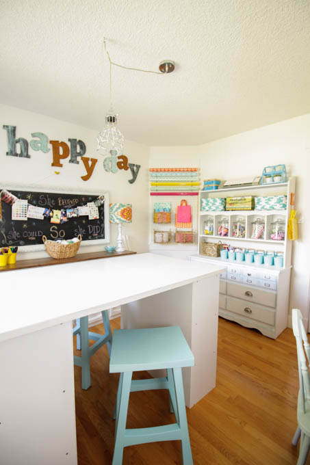 I love this colorful organized craft room makeover at thehappyhousie.com-38