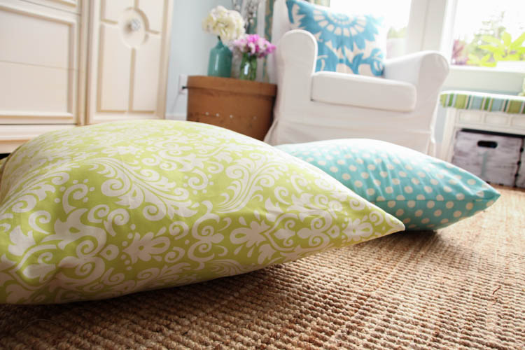 https://www.thehappyhousie.com/wp-content/uploads/2015/06/Awesome-tutorial-on-how-to-make-these-DIY-giant-floor-pillows-5.jpg