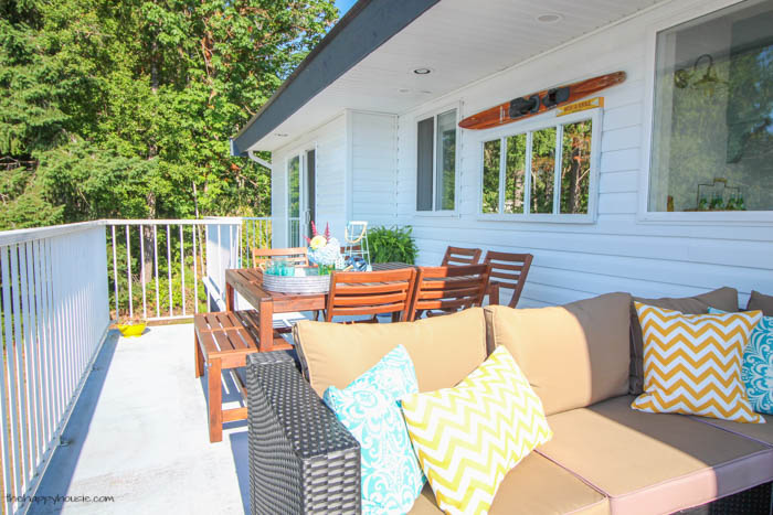 You have to check out this beautiful lakefront deck tour- so many colorful summery touches-19