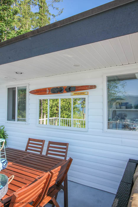 You have to check out this beautiful lakefront deck tour- so many colorful summery touches-20