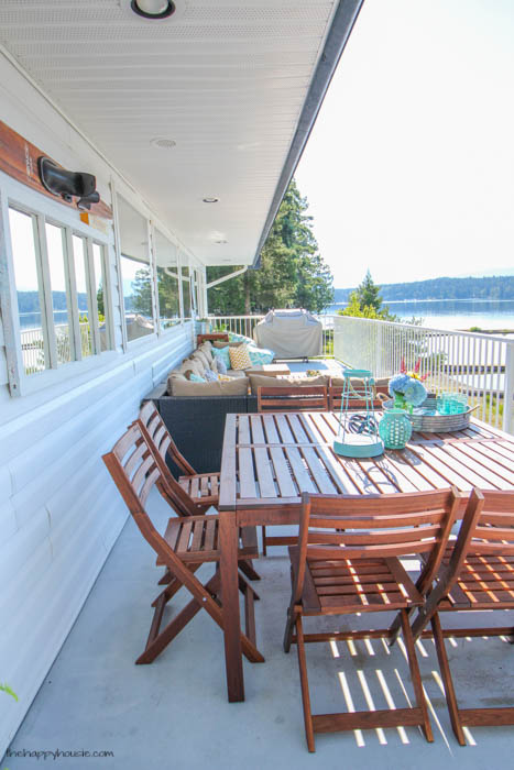 You have to check out this beautiful lakefront deck tour- so many colorful summery touches-21
