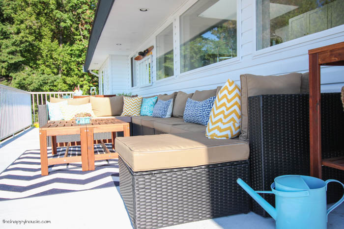 You have to check out this beautiful lakefront deck tour- so many colorful summery touches-24