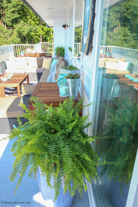You have to check out this beautiful lakefront deck tour- so many colorful summery touches-26