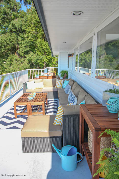 You have to check out this beautiful lakefront deck tour- so many colorful summery touches-28