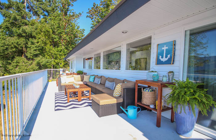 You have to check out this beautiful lakefront deck tour- so many colorful summery touches-30