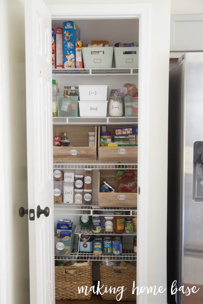 https://www.thehappyhousie.com/wp-content/uploads/2016/01/Organized-Pantry-With-Labels-683x1024.jpg