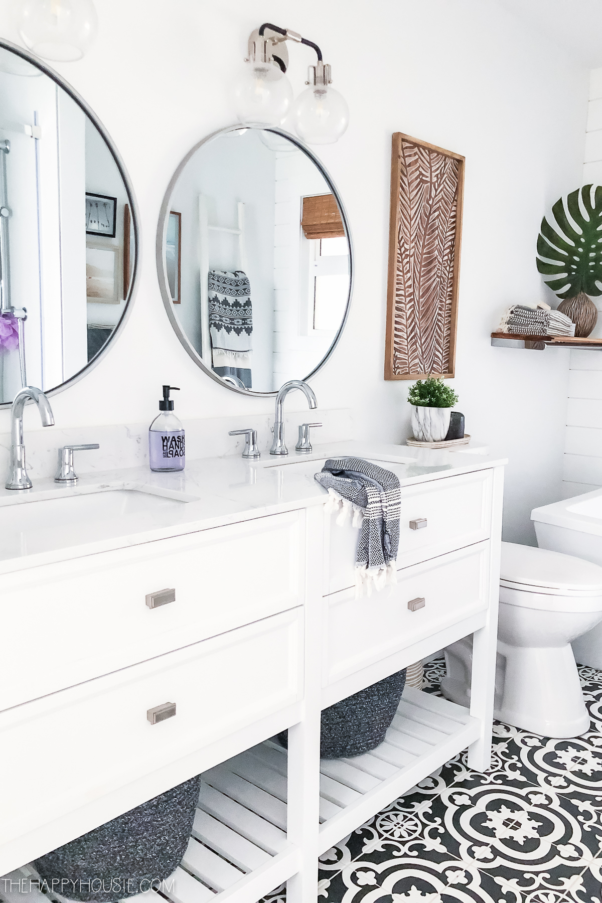 How to Organize Your Bathroom (even without much storage space