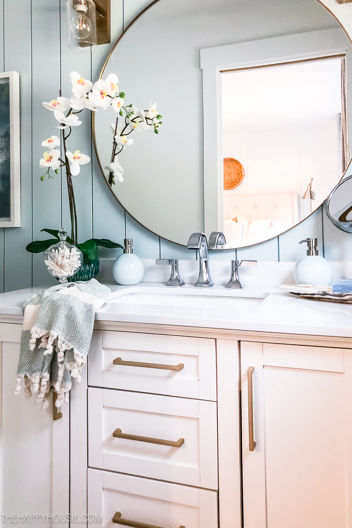 https://www.thehappyhousie.com/wp-content/uploads/2020/02/how-to-organize-your-bathroom-even-if-you-dont-have-much-storage-space-29.jpg