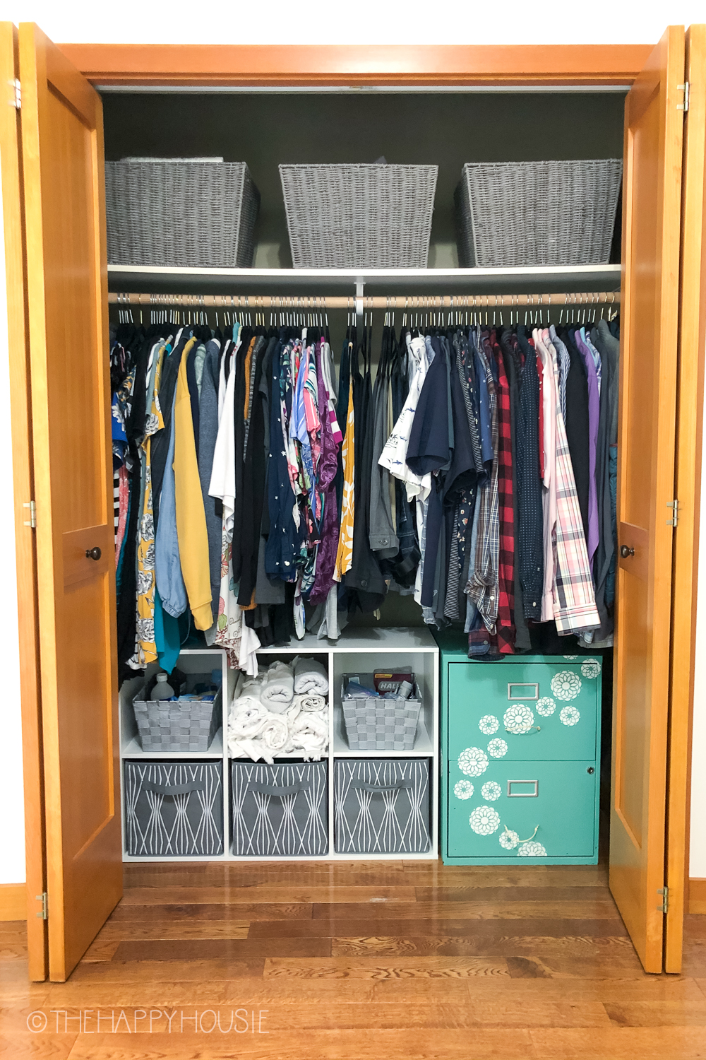 https://www.thehappyhousie.com/wp-content/uploads/2020/08/how-to-organize-a-small-reach-in-closet-for-multi-purpose-storage-6.jpg