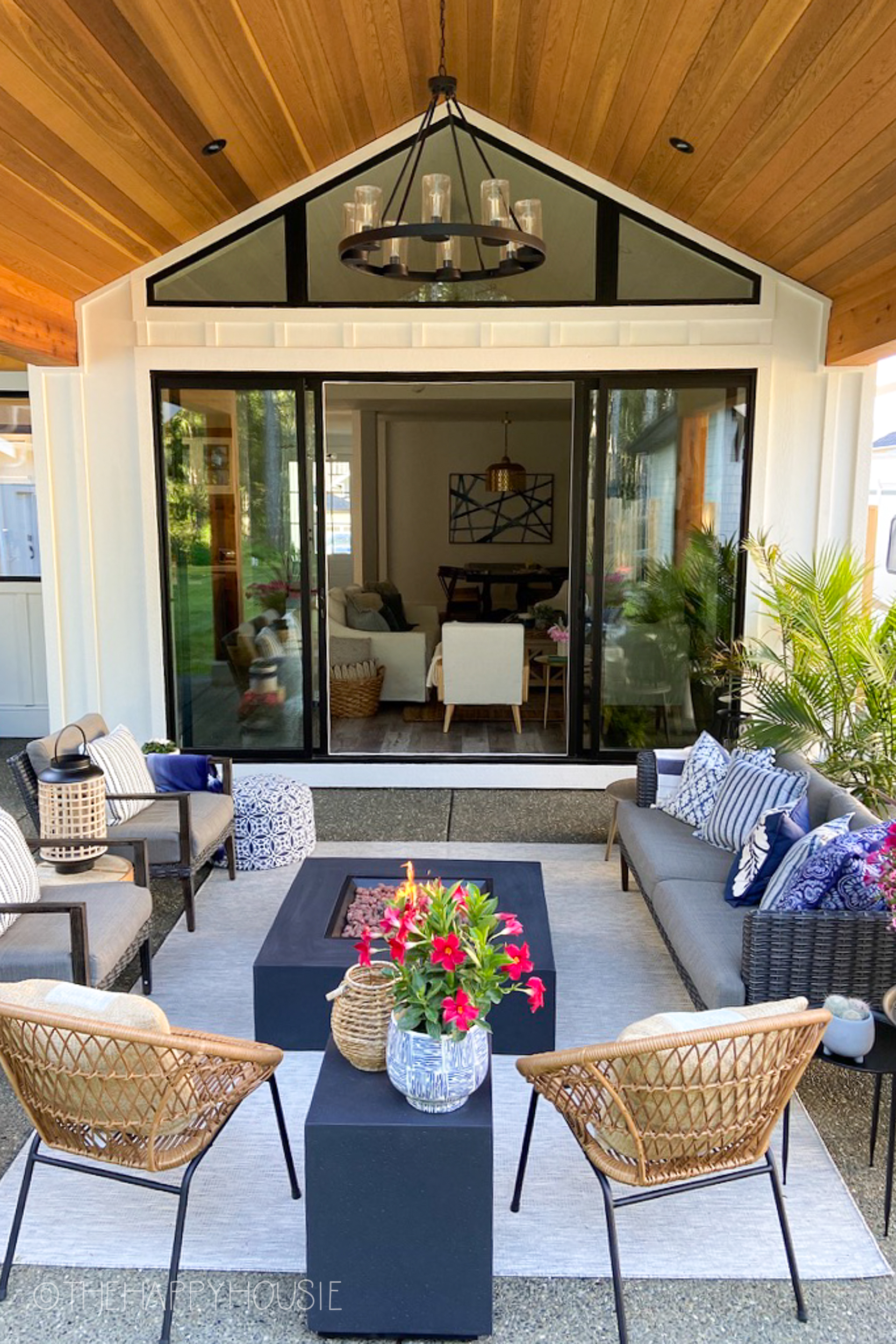 https://www.thehappyhousie.com/wp-content/uploads/2021/06/backyard-patio-decor-summer-outdoor-decorating-ideas-37.jpg
