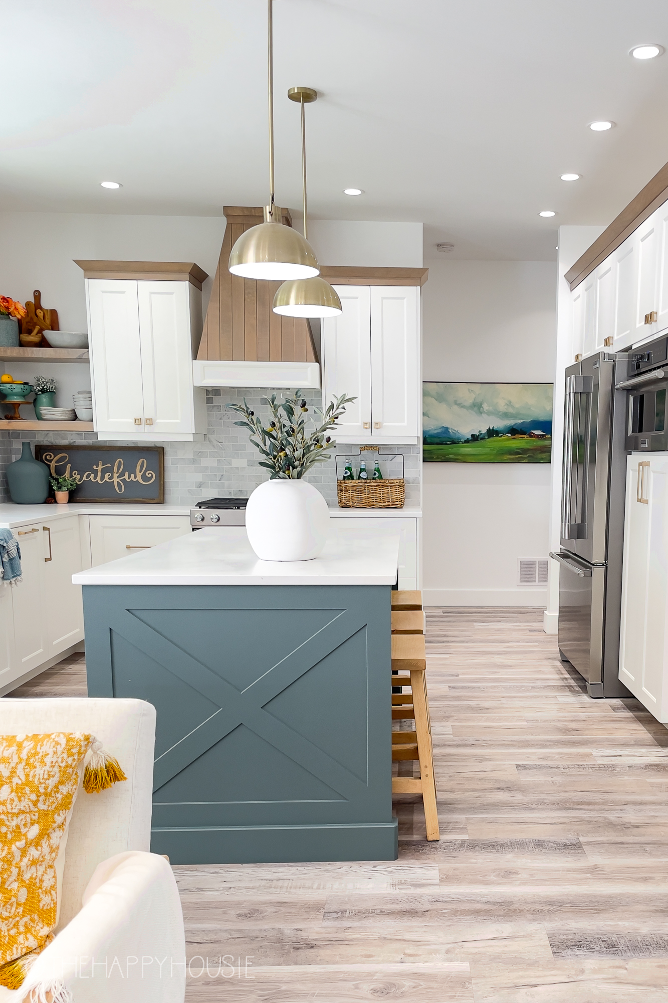 https://www.thehappyhousie.com/wp-content/uploads/2021/09/custom-modern-farmhouse-style-kitchen-fall-kitchen-decor-ideas-12.jpg