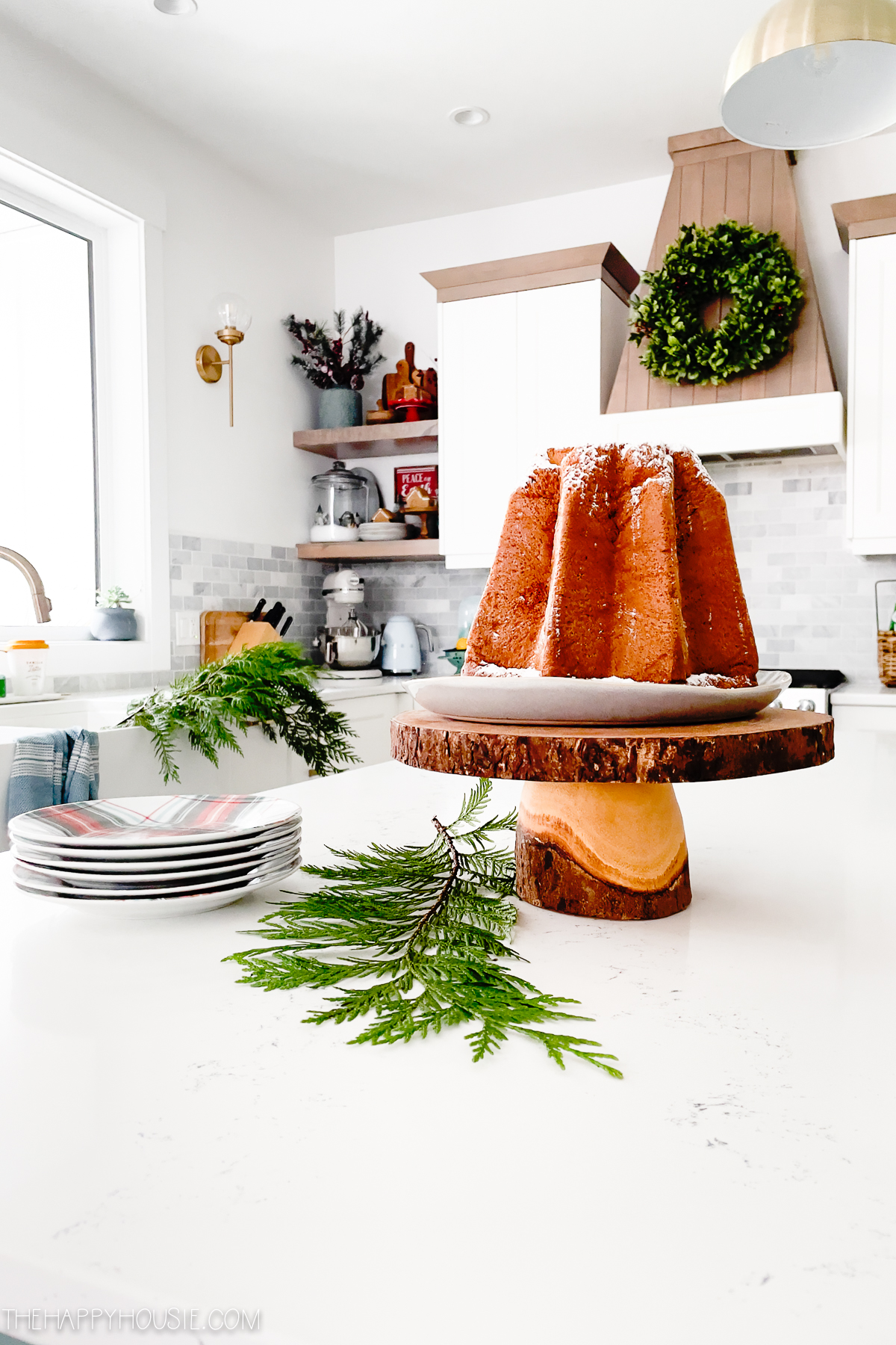 https://www.thehappyhousie.com/wp-content/uploads/2021/11/Christmas-Kitchen-Decor-2.jpg